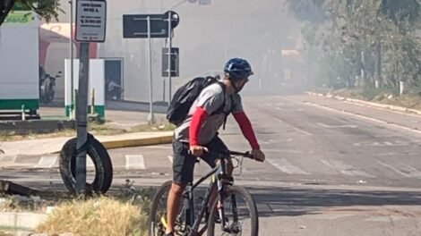 incendio-em-terreno-baldio-prejudica-transito-no-bairro-jardim-das-oliveiras,-em-fortaleza