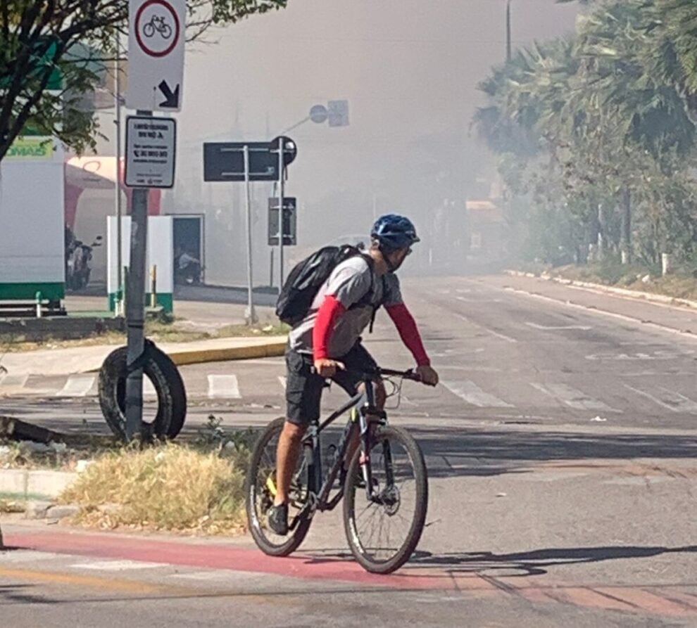 incendio-em-terreno-baldio-prejudica-transito-no-bairro-jardim-das-oliveiras,-em-fortaleza