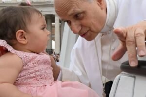 bebe-cearense-e-escohida-entre-multidao-para-ser-abencoada-pelo-papa-leao-xiv