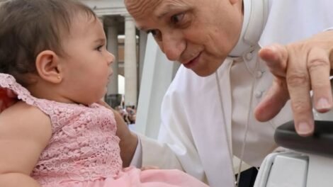 bebe-cearense-e-escohida-entre-multidao-para-ser-abencoada-pelo-papa-leao-xiv