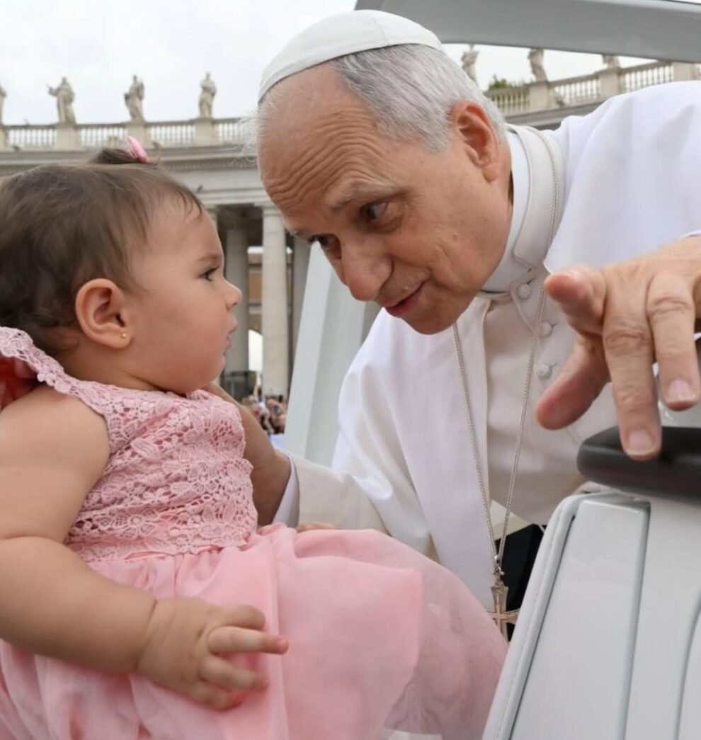 bebe-cearense-e-escohida-entre-multidao-para-ser-abencoada-pelo-papa-leao-xiv