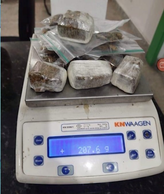 falso-entregador-e-preso-apos-ser-flagrado-fazendo-delivery-de-maconha,-em-fortaleza