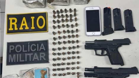 apos-tiroteio-em-escola,-pm-apreende-drogas-e-armas-em-imovel-abandonado-em-sobral/ce
