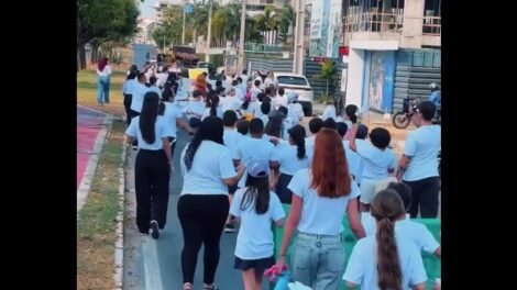 criancas-fazem-manifestacao-pedindo-paz,-em-sobral/ce,-apos-tiroteio-em-escola