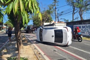 capotamento-de-carro-interdita-parte-da-avenida-benjamim-brasil,-no-bairro-maraponga,-em-fortaleza