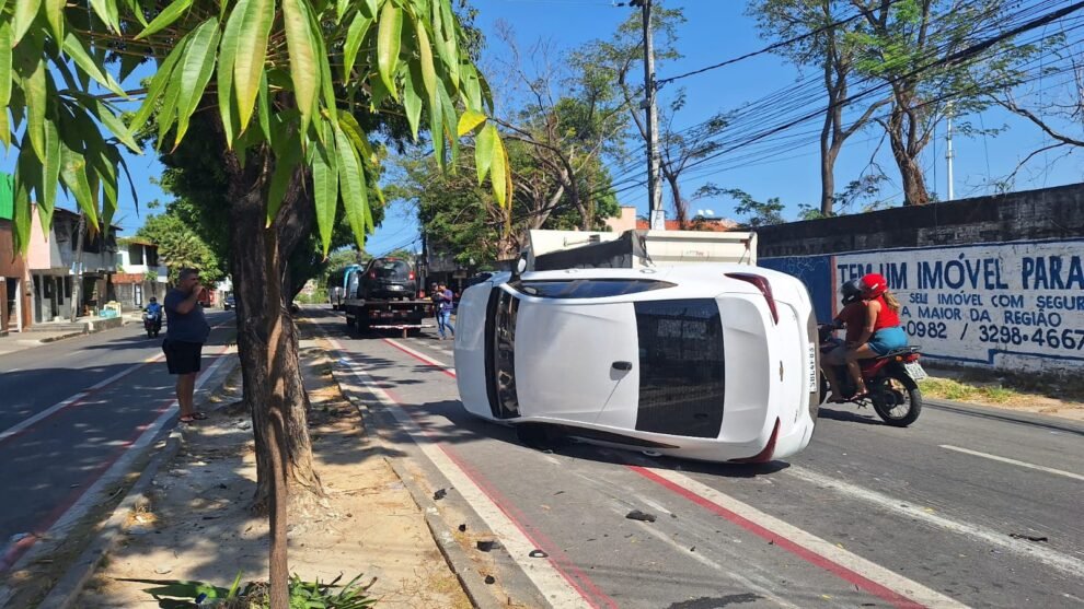 capotamento-de-carro-interdita-parte-da-avenida-benjamim-brasil,-no-bairro-maraponga,-em-fortaleza
