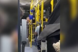 idosa-e-flagrada-agredindo-motorista-e-passageiro-dentro-de-onibus-em-fortaleza