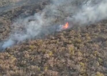 incendio-em-vegetacao-mobiliza-bombeiros-e-moradores-sao-retirados-de-casas-em-aracati