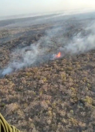 incendio-em-vegetacao-mobiliza-bombeiros-e-moradores-sao-retirados-de-casas-em-aracati