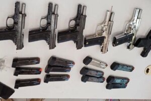 passageiro-e-preso-ao-transportar-pistolas-e-carregadores-em-onibus-interestadual,-no-ceara