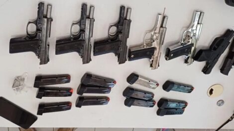 passageiro-e-preso-ao-transportar-pistolas-e-carregadores-em-onibus-interestadual,-no-ceara