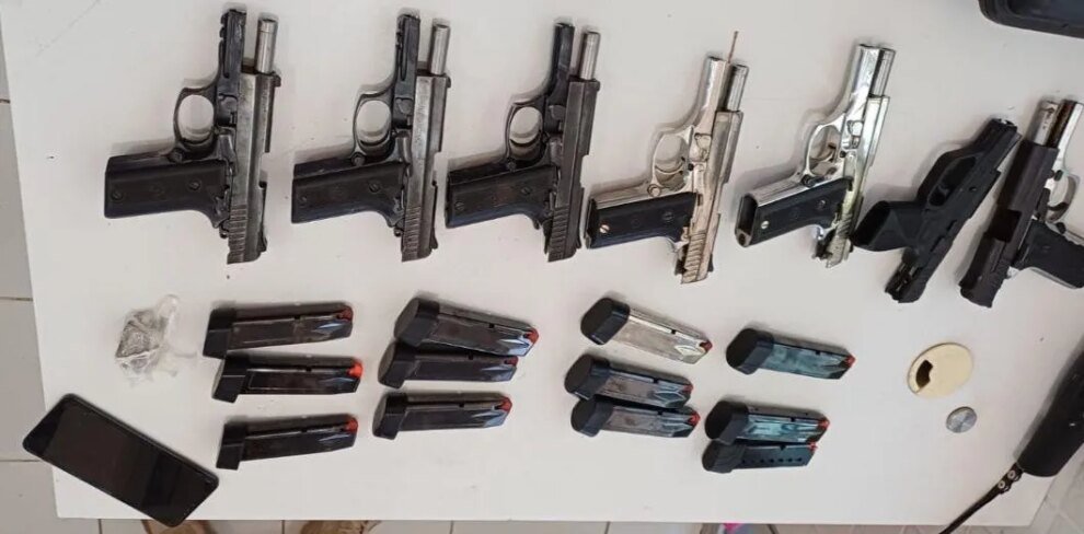 passageiro-e-preso-ao-transportar-pistolas-e-carregadores-em-onibus-interestadual,-no-ceara