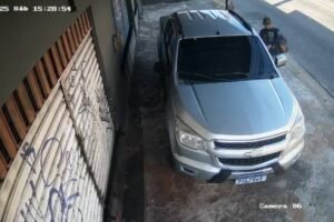 carro-e-furtado-no-bairro-montese,-em-fortaleza,-e-cameras-registram-toda-a-acao