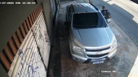 carro-e-furtado-no-bairro-montese,-em-fortaleza,-e-cameras-registram-toda-a-acao