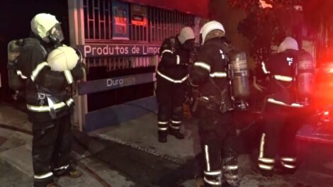incendio-destroi-oficina-de-eletronicos-e-deposito-de-construcao-em-area-nobre-de-fortaleza
