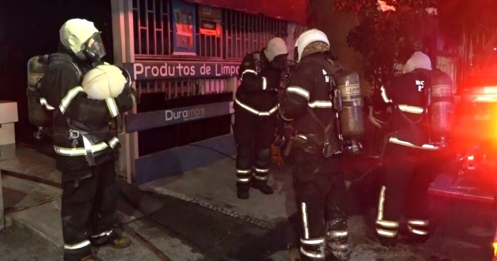 incendio-destroi-oficina-de-eletronicos-e-deposito-de-construcao-em-area-nobre-de-fortaleza