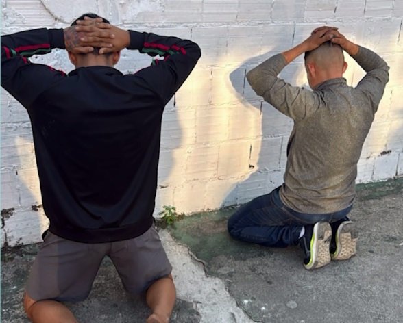 homens-sao-flagrados-com-pistola-de-brinquedo,-apanham-de-moradores-e-sao-salvos-pela-pm