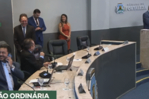 vereador-comete-gafe-ao-pedir-minuto-de-silencio-para-raimundo-dos-queijos-na-camara-de-fortaleza