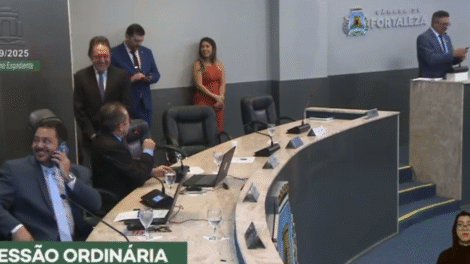 vereador-comete-gafe-ao-pedir-minuto-de-silencio-para-raimundo-dos-queijos-na-camara-de-fortaleza