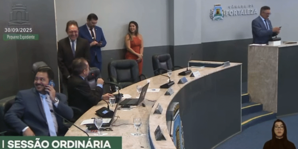 vereador-comete-gafe-ao-pedir-minuto-de-silencio-para-raimundo-dos-queijos-na-camara-de-fortaleza