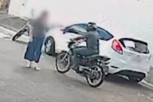 flagra:-mulher-e-assaltada-por-motociclista-ao-chegar-ao-trabalho,-no-centro-de-fortaleza
