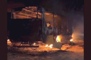 quatro-onibus-escolares-sao-incendiados-dentro-de-escola-em-aquiraz,-no-ceara