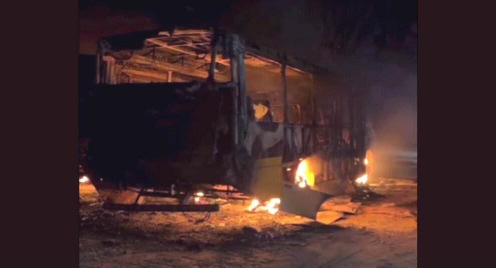 quatro-onibus-escolares-sao-incendiados-dentro-de-escola-em-aquiraz,-no-ceara