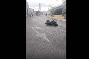 motociclistas-caem-em-rotatoria-apos-derramamento-de-oleo-no-asfalto-em-fortaleza