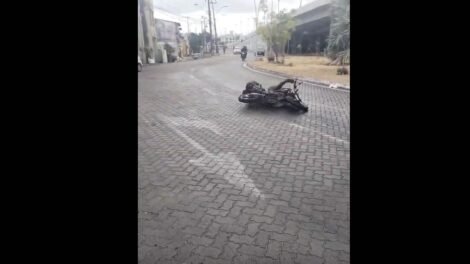 motociclistas-caem-em-rotatoria-apos-derramamento-de-oleo-no-asfalto-em-fortaleza
