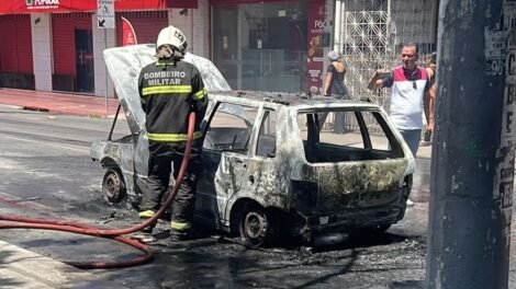 carro-pega-fogo-e-tem-perda-total-em-avenida-de-fortaleza-apos-pane-eletrica