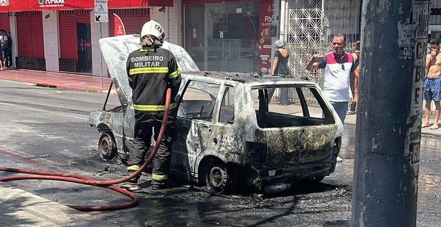 carro-pega-fogo-e-tem-perda-total-em-avenida-de-fortaleza-apos-pane-eletrica