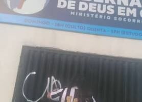 homem-se-filma-pichando-portao-de-igreja-recem-pintado-em-maranguape,-no-ceara