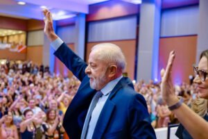 lula-e-ovacionado-em-show-de-maria-bethania-em-sao-paulo;-publico-grita-“sem-anistia”