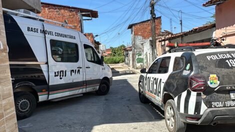 criminosos-invadem-comunidade-em-fortaleza,-atiram-em-policiais-e-morrem-em-confronto