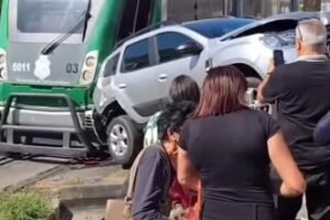 carro-avanca-cruzamento-e-colide-com-vlt-do-cariri-em-juazeiro-do-norte