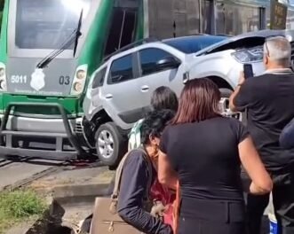 carro-avanca-cruzamento-e-colide-com-vlt-do-cariri-em-juazeiro-do-norte