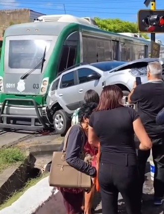 carro-avanca-cruzamento-e-colide-com-vlt-do-cariri-em-juazeiro-do-norte