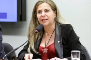 luizianne-lins-completa-cinco-dias-detida-em-israel-apos-interceptacao-de-flotilha-humanitaria