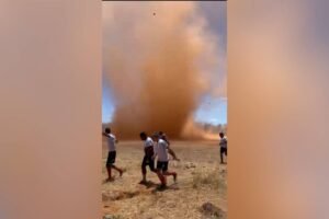 redemoinho-de-poeira-interrompe-partida-de-futebol-amador-no-interior-do-ceara