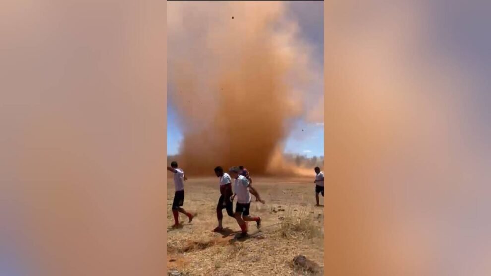 redemoinho-de-poeira-interrompe-partida-de-futebol-amador-no-interior-do-ceara