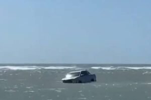 carro-e-engolido-pela-mare-em-jericoacoara-apos-atolamento-na-faixa-de-areia