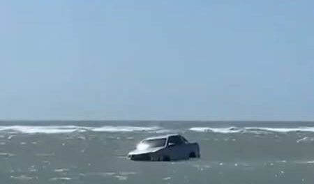 carro-e-engolido-pela-mare-em-jericoacoara-apos-atolamento-na-faixa-de-areia