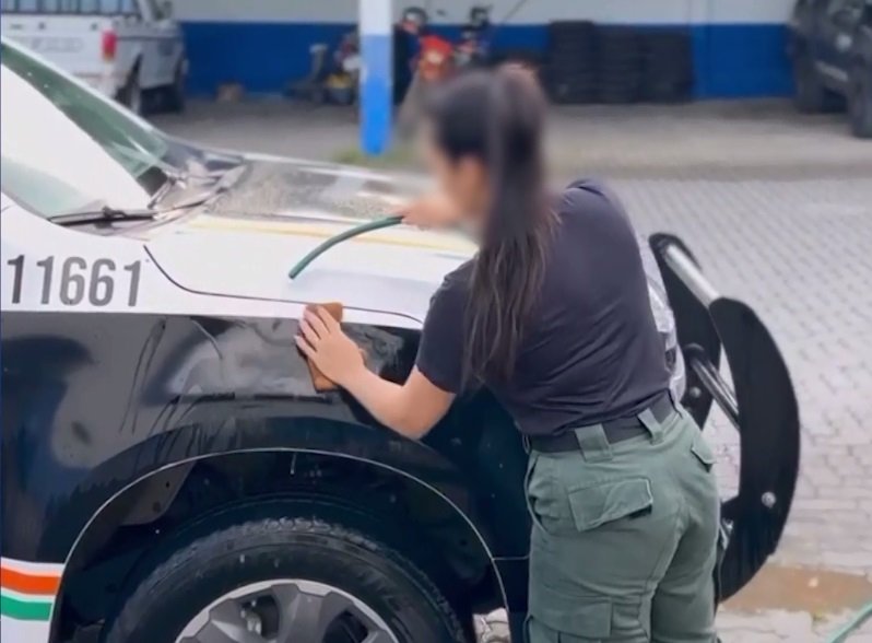 justica-suspende-prisao-de-policial-do-ceara-punida-por-publicar-video-lavando-viatura