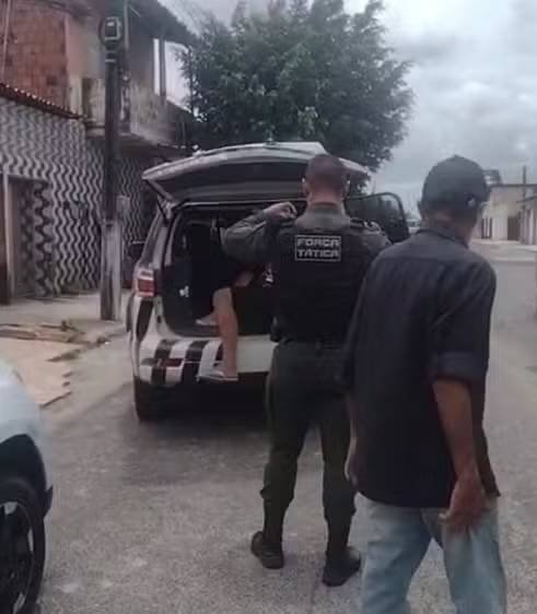 criminosos-invadem-casa-e-fazem-familia-com-tres-pessoas-refens-em-maracanau,-no-ceara