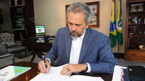 elmano-sanciona-lei-que-autoriza-compra-de-ferias-de-policiais-civis-e-militares-no-ceara