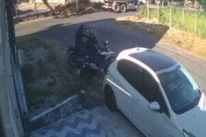 dupla-rouba-moto-estacionada-na-rua-em-questao-de-segundos-em-fortaleza