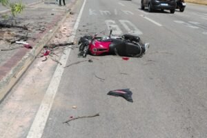 motociclista-e-arremessado-contra-arvore-apos-colisao-com-carro-na-avenida-do-aeroporto,-em-fortaleza