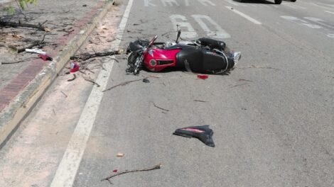 motociclista-e-arremessado-contra-arvore-apos-colisao-com-carro-na-avenida-do-aeroporto,-em-fortaleza