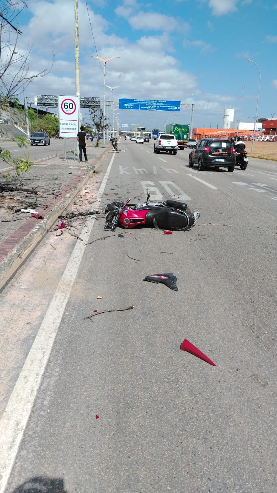 motociclista-e-arremessado-contra-arvore-apos-colisao-com-carro-na-avenida-do-aeroporto,-em-fortaleza