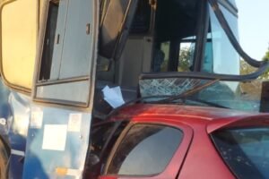 colisao-frontal-entre-carro-e-onibus-deixa-dois-mortos-na-br-116,-em-pacajus